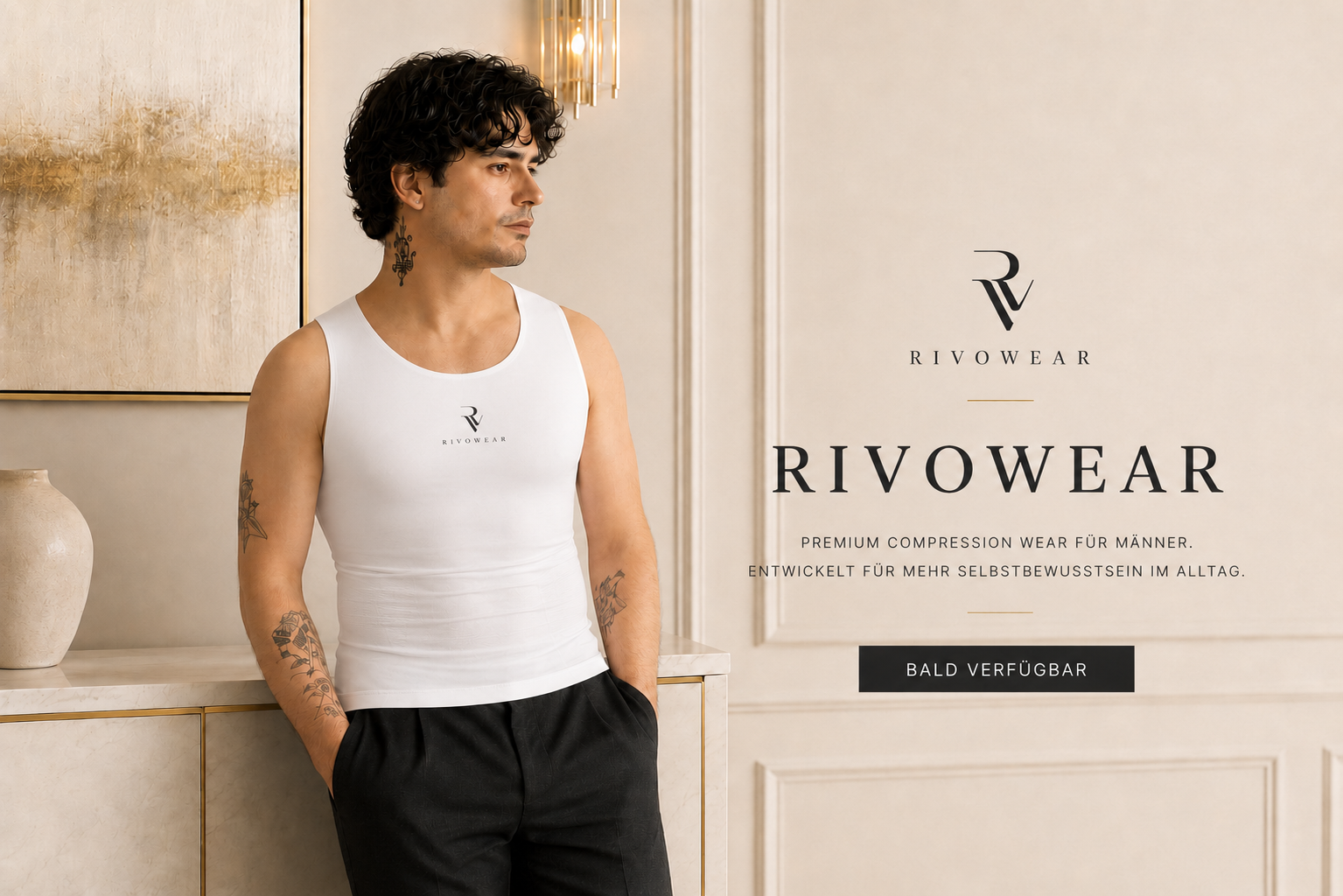 Mann trägt Premium Compression-Unterhemd von RIVOWEAR mit nahtlosem Komfort und unsichtbarem Support